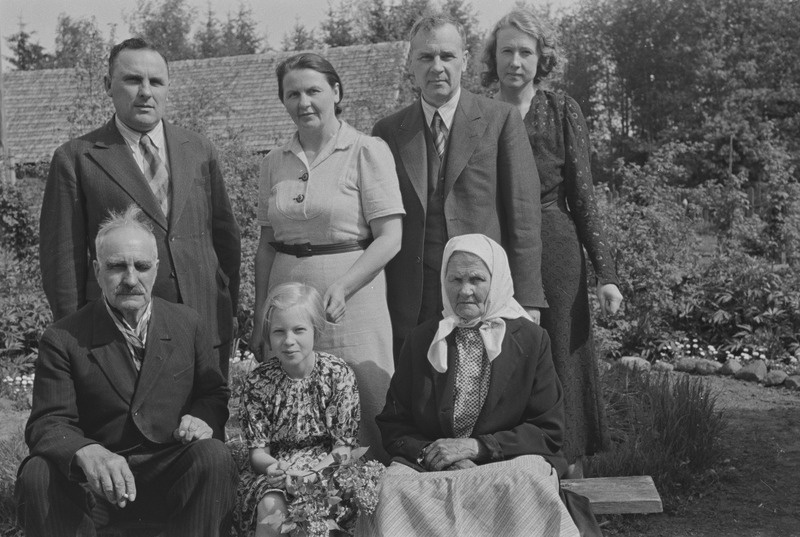 Peeter Kurvits sugulaste keskel, juuni 1938