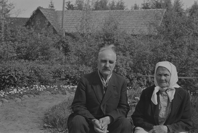 Vanaisa ja vanaema aiapingil istumas, juuni 1938  similar photo