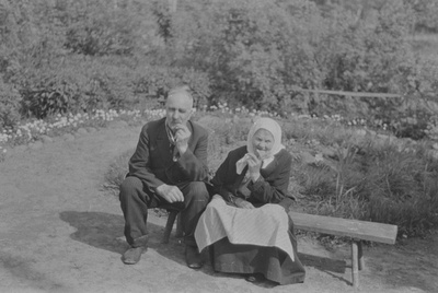 Vanaisa ja vanaema aiapingil istumas, juuni 1938  similar photo