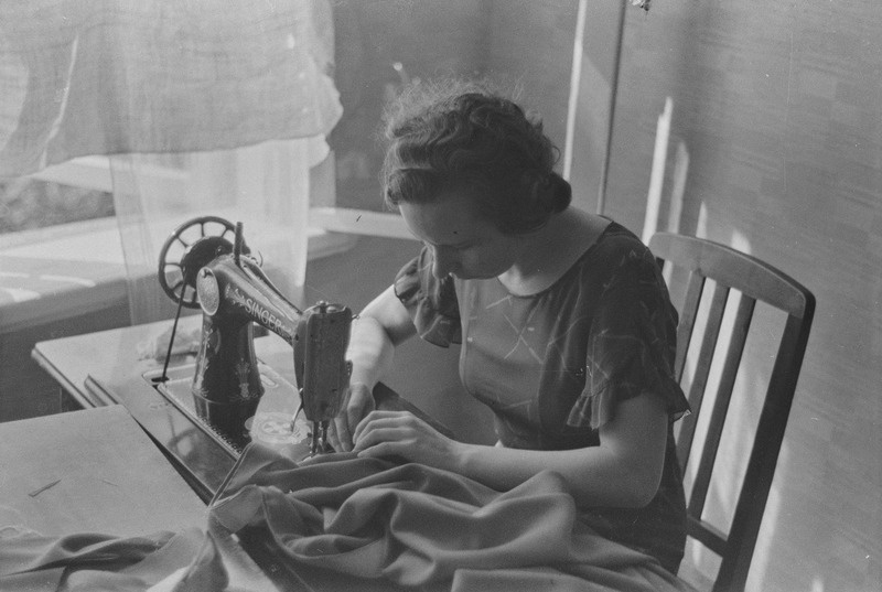 Noor naine õmblusmasinaga õmblemas