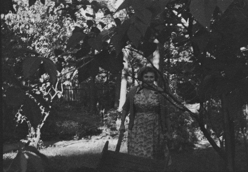 Helga Kohlap aiakäruga Tuglaste aias