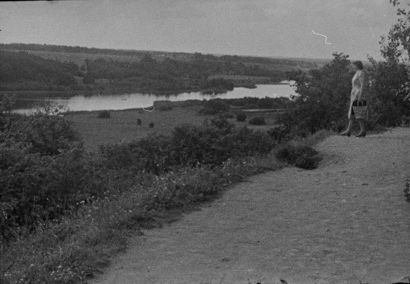 Helga Kohlap Viljandi lossimägedes ja järve ääres, 1962