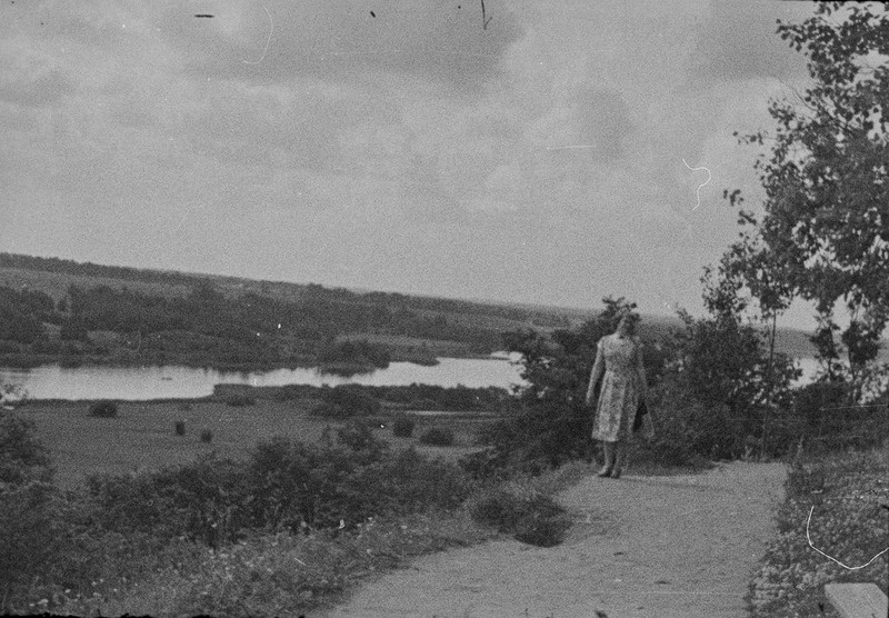 Helga Kohlap Viljandi lossimägedes ja järve ääres, 1962