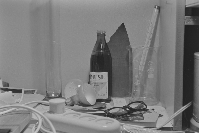 Prillid ja kraadiklaas laual