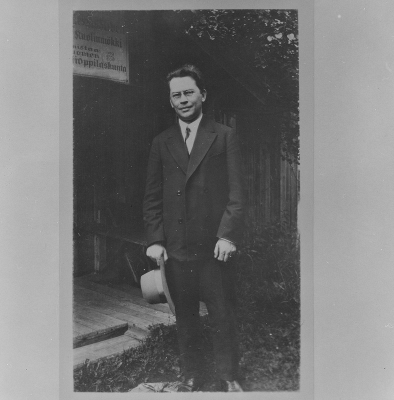 Friedebert Tuglas seismas Aleksis Kivi surmamaja ees, 1929