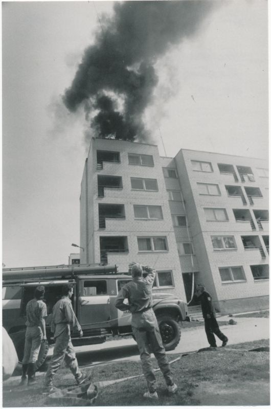 Photo. Fire on the roof of Kastani t.24 Haapsalu floor house. 04.05.1993.a. Black and white.