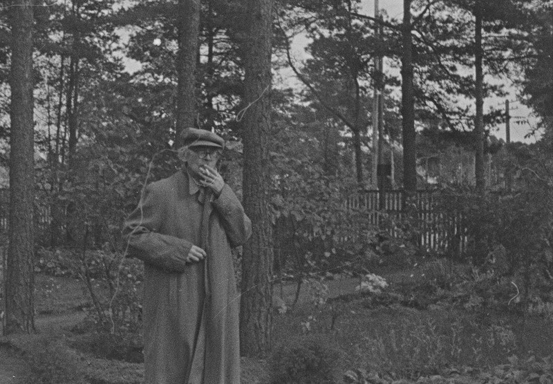Friedebert Tuglas Nõmmel aias suitsetamas