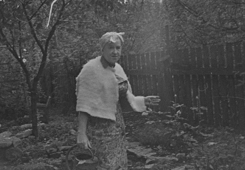 Elo Tuglas aias kastmas