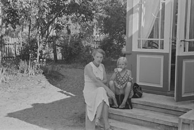 Elo Tuglas, Elo Kurvits Narva-Jõesuus, juuli 1937  similar photo