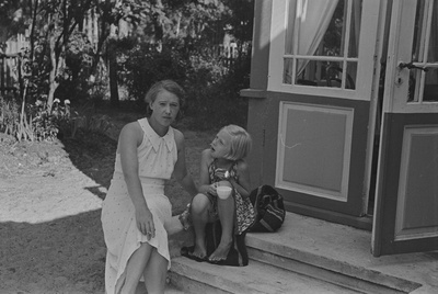Elo Tuglas, Elo Kurvits Narva-Jõesuus, juuli 1937  duplicate photo