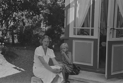 Elo Tuglas, Elo Kurvits Narva-Jõesuus, juuli 1937  similar photo