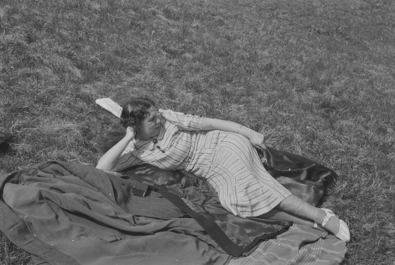 Perekond Kurvitsale tuttav naine murul pikutamas