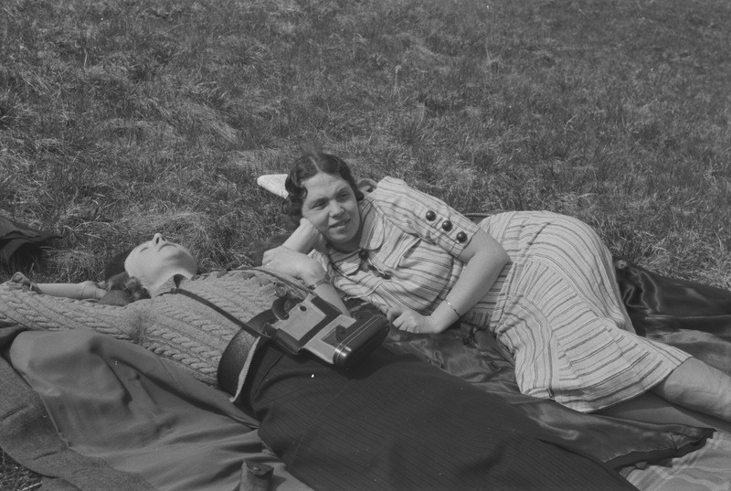 Selma Kurvits pildil vasakul