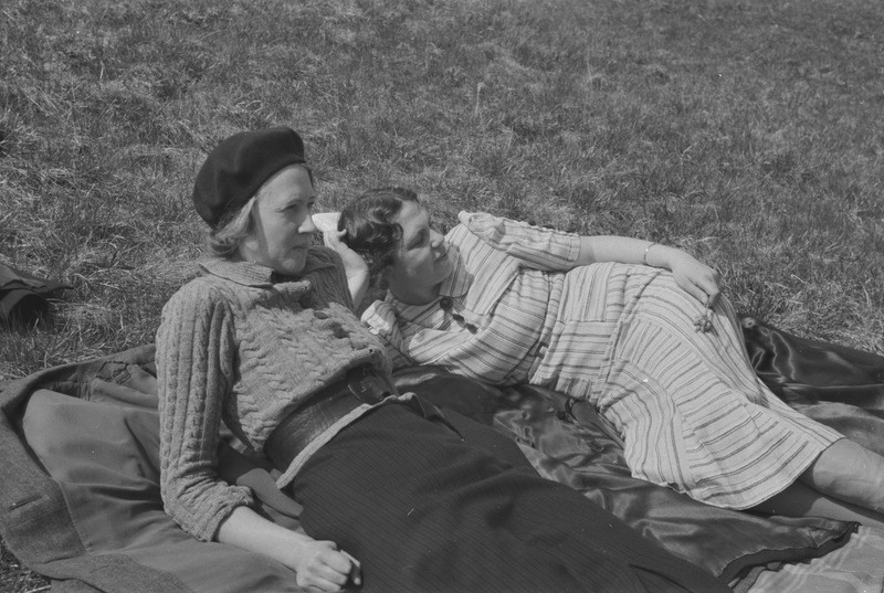 Selma Kurvits pildil vasakul