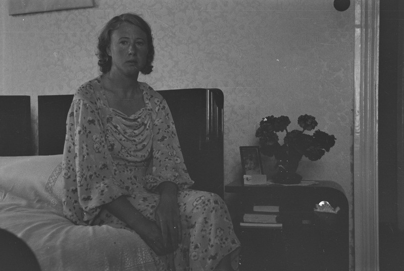 Selma Kurvits magamistoas istumas