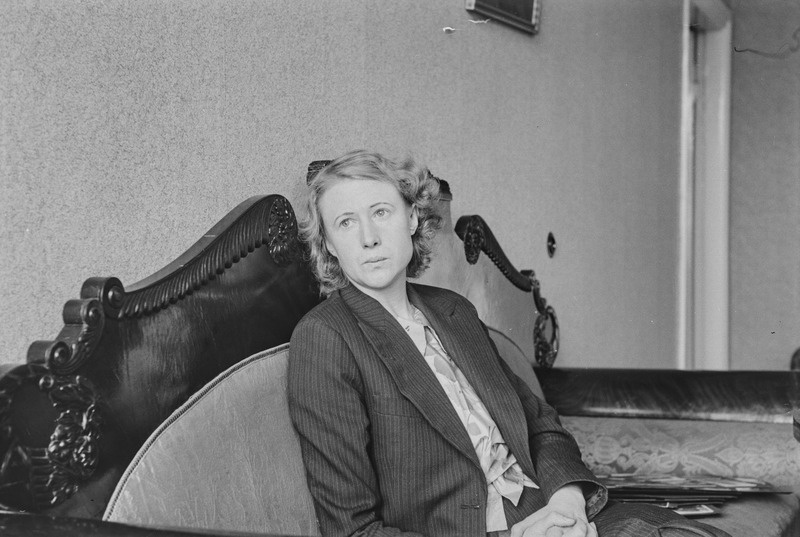 Selma Kurvits diivanil istumas