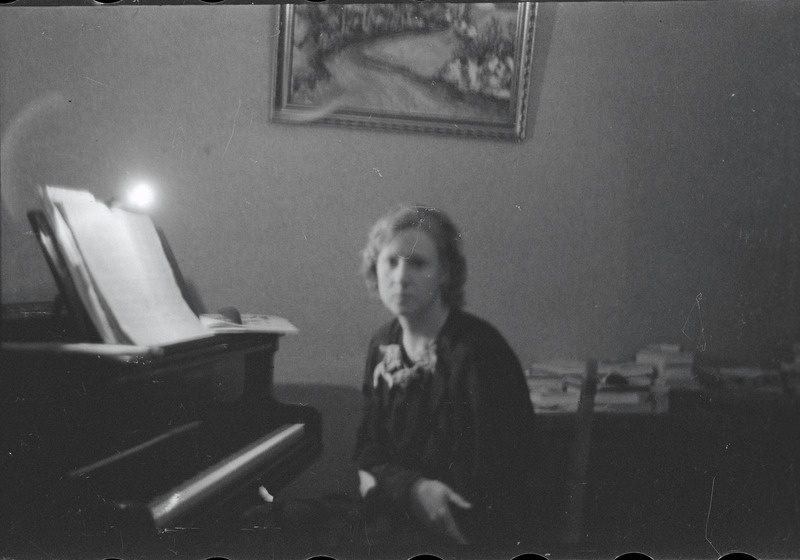 Selma Kurvits klaveri ees istumas