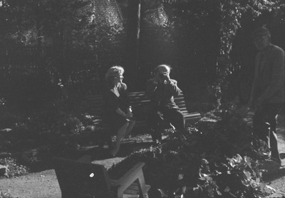 Elo Kurvits, Paul Horma ja Friedebert Tuglas aias 1960  duplicate photo