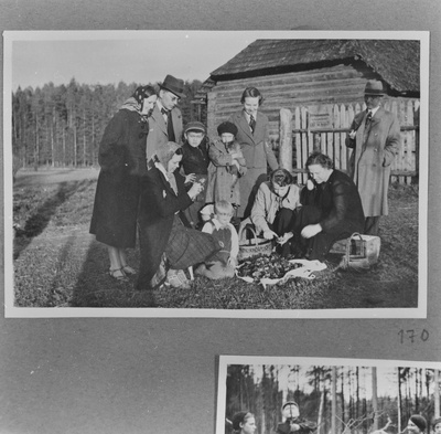 Ooniste otsimisel Erastvere metsas 28. mail 1939  duplicate photo