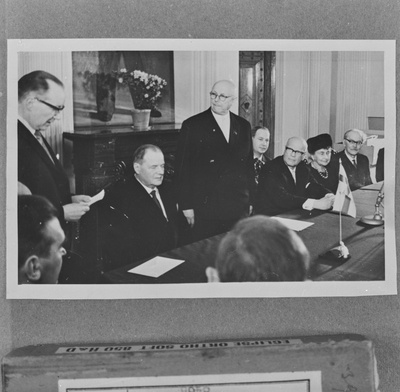 Viktor Maamägi, Kustaa Vilkuna, Johan Eichfeld, Urho Kaleva Kekkonen, Sylvi Kekkonen, Friedebert Tuglas, tagaplaanil Hillar Laane  duplicate photo