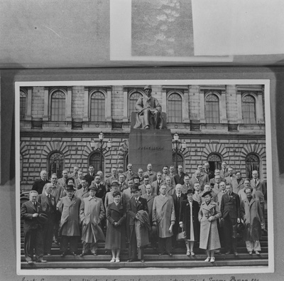 Eesti-Soome rahvuslike teaduste uurijate kongressist osavõtjad Soome Panga ees 2. juunil 1939  duplicate photo