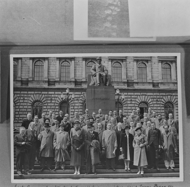 Eesti-Soome rahvuslike teaduste uurijate kongressist osavõtjad Soome Panga ees 2. juunil 1939