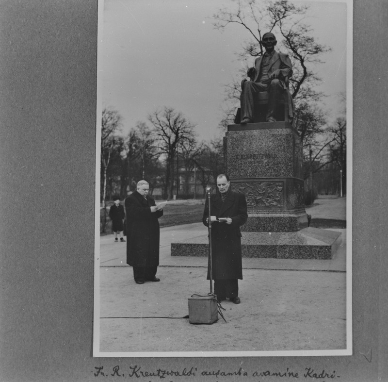 Friedrich Reinhold Kreutzwaldi ausamba avamine Kadriorus 1958. Esialal Aleksander Hendrikson ja Paul Rummo