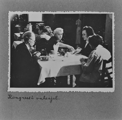 Kongressi vaheajal. Friedebert Tuglas, Elo Tuglas, Leida Kibuvits  duplicate photo