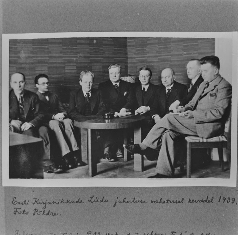 Eesti Kirjanikkude Liidu juhatuse vahetusel kevadel 1939. Johannes Semper, Heiti Talvik, Peet Vallak, August Jakobson, Friedebert Tuglas, August Alle, Erni Hiir, Mihkel Jürna