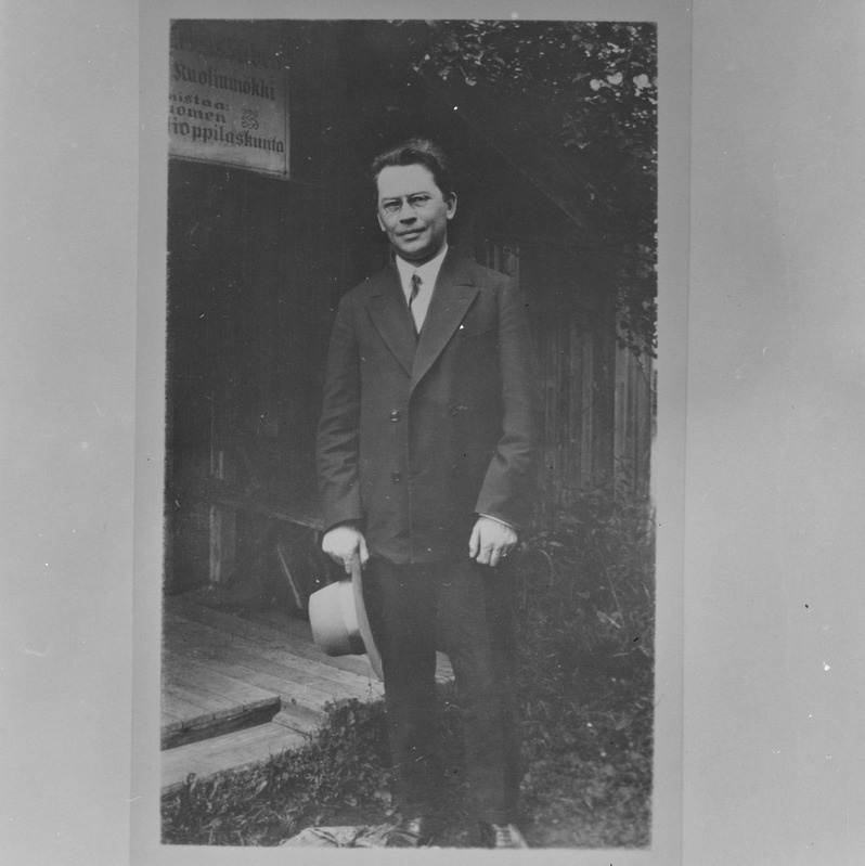 Friedebert Tuglas Tuusulas Aleksis Kivi surmamaja ees, 1929