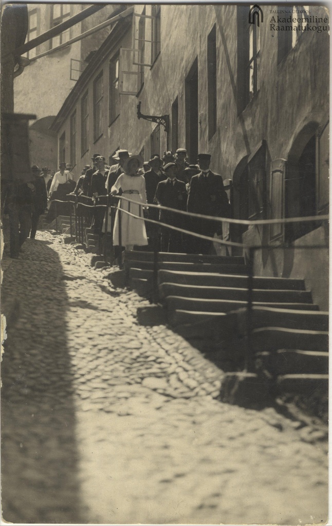 Tallinn. Students on a short foot