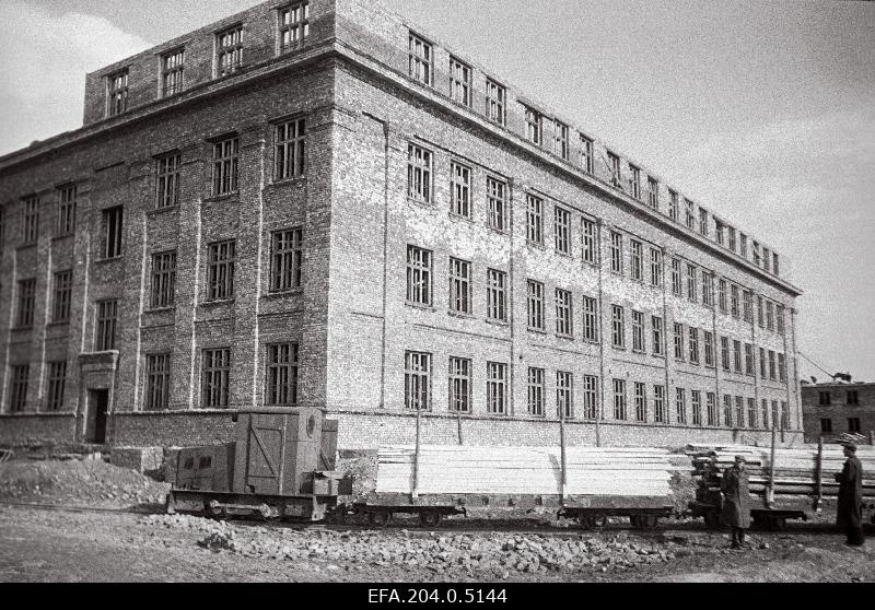 Uue keskkooli ehitus Puru kaevuriasulas.