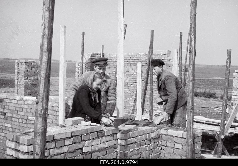 Paide Ehitusvalitsuse II brigaadi brigadir Vaike Tartu juhtimisel Annikveres uue koolihoone ehitustöödel.