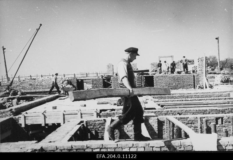 Vaade Põlva keskkoolihoone ehitusele.