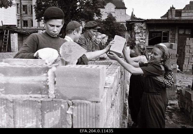 Tallinna 2. Keskkooli vanemate klasside õpilased abistavad ehitajaid koolihoone juurdeehitusel.