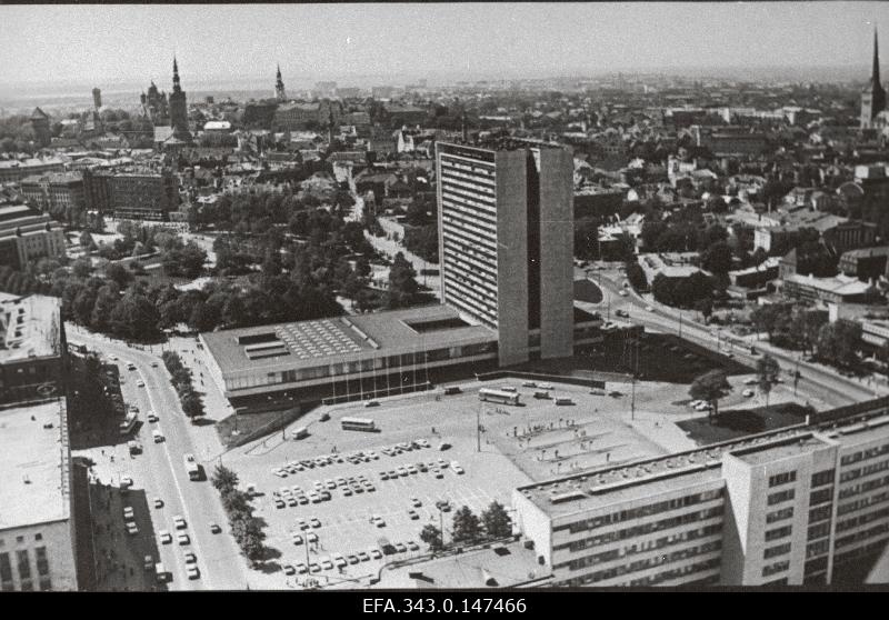 Vaade Tallinna linnale. Esiplaanil hotell Viru.