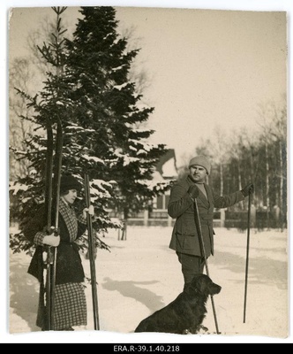 Johannes Vares suusatamas, tema taga Emilie Vares suusad käes, kõrval koer.  duplicate photo