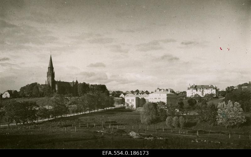 Vaade Viljandile, vasakul Pauluse (maakoguduse) kirik, paremal ees Viljandi I algkool, taga Eesti Panga Viljandi osakonna hoone.
