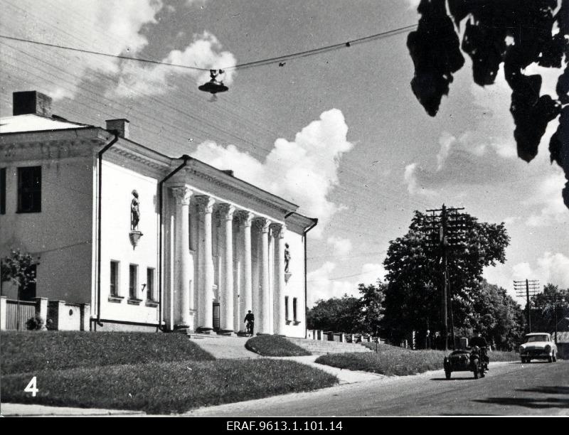 Vaade Viljandi spordihoonele.