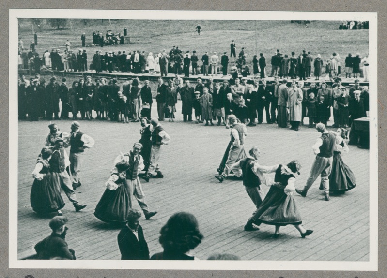 Rahvatantsurühm lauluväljakul tuletõrje rakendusspordivõistlustel esinemas