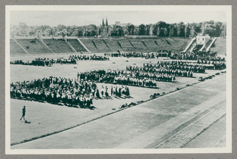 Rahvatantsurühmad esinemas rahvakunsti õhtu proovil