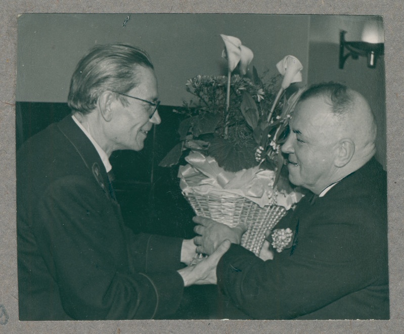 Tallinna VTÜ nõukogu esimees Aksel Vaik õnnitleb 60 sünnipäeva puhul Arnold Tammikut