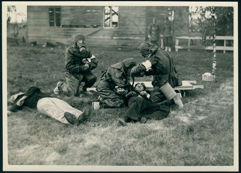 Tuletõrje ja õhukaitse manöövrid hipodroomil, kannatanutele esmaabi osutamine