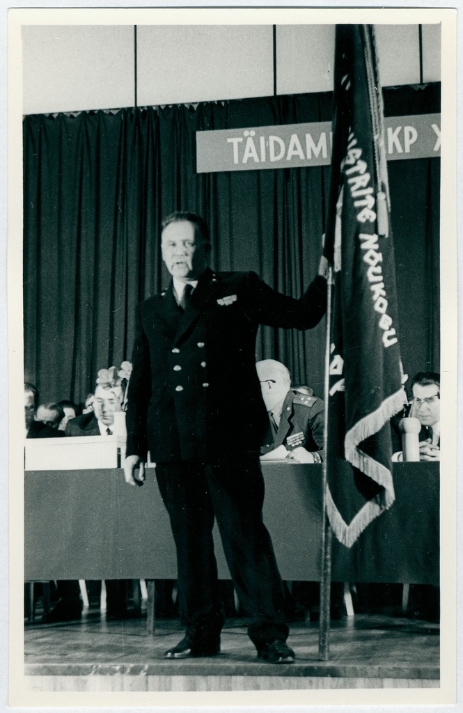 Teedo Melts Eesti NSV Ministrite Nõukogu rändpunalipuga