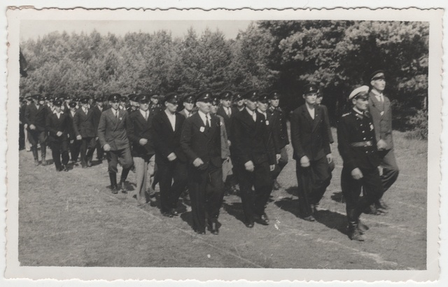 Tartumaa tuletõrje brigaadi õppelaager Elvas, tuletõrjujate kolonn marssimas