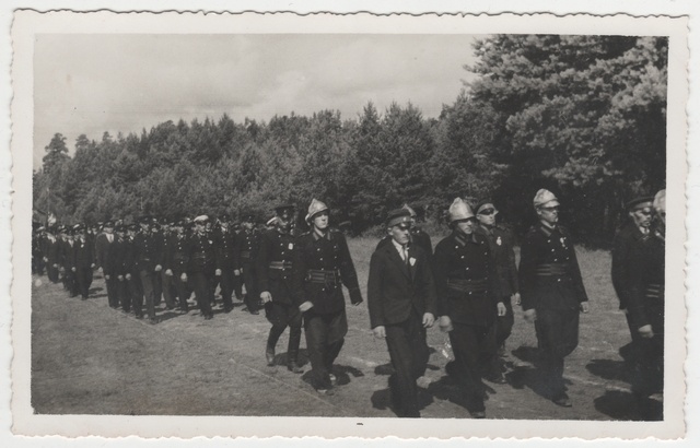 Tartumaa tuletõrje brigaadi õppelaager Elvas, tuletõrjujate kolonn marssimas