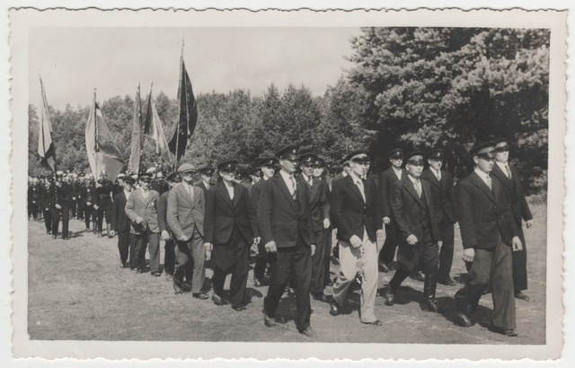 Tartumaa tuletõrje brigaadi õppelaager Elvas, tuletõrjujate kolonn marssimas