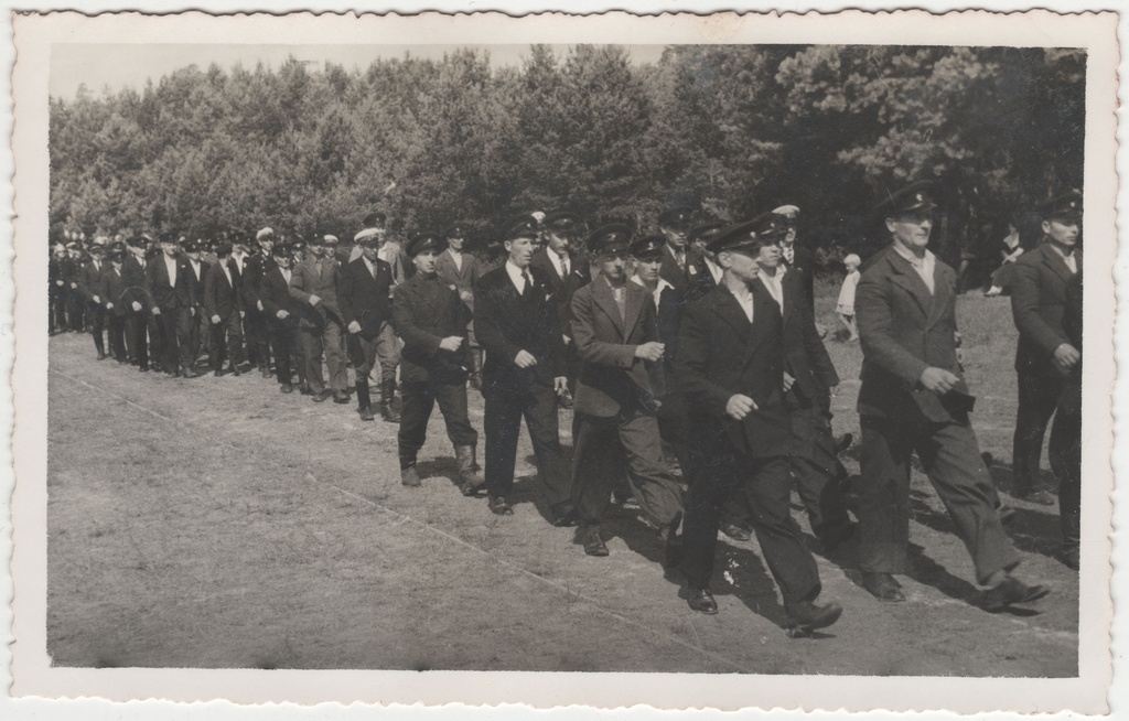 Tartumaa tuletõrje brigaadi õppelaager Elvas, tuletõrjujate kolonn marssimas