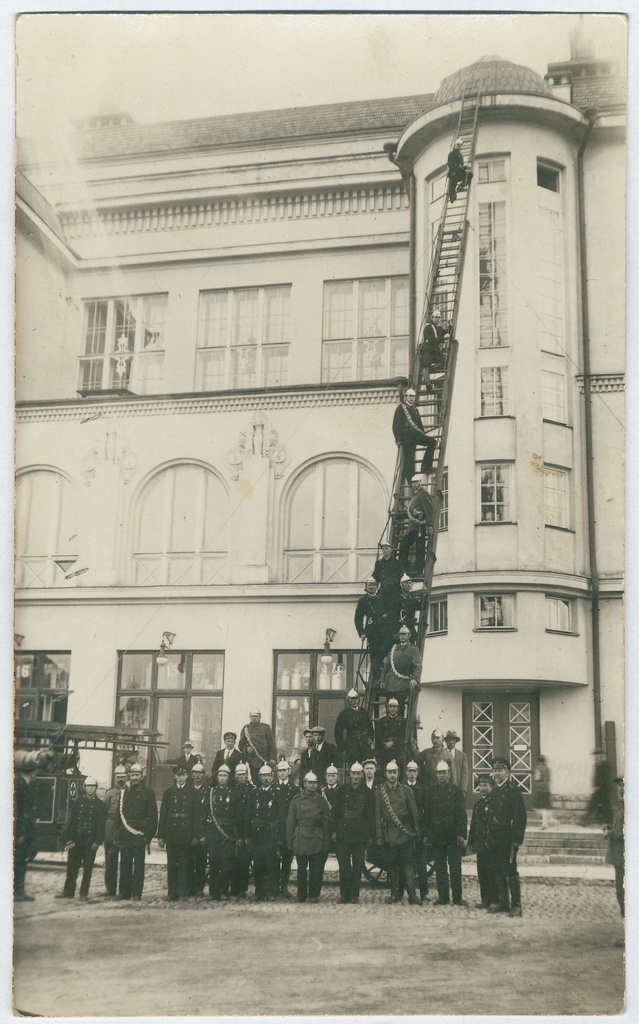 Rühm tuletõrjujaid seismas väljatõmmatud mehaanilise redeli ees ja redelil