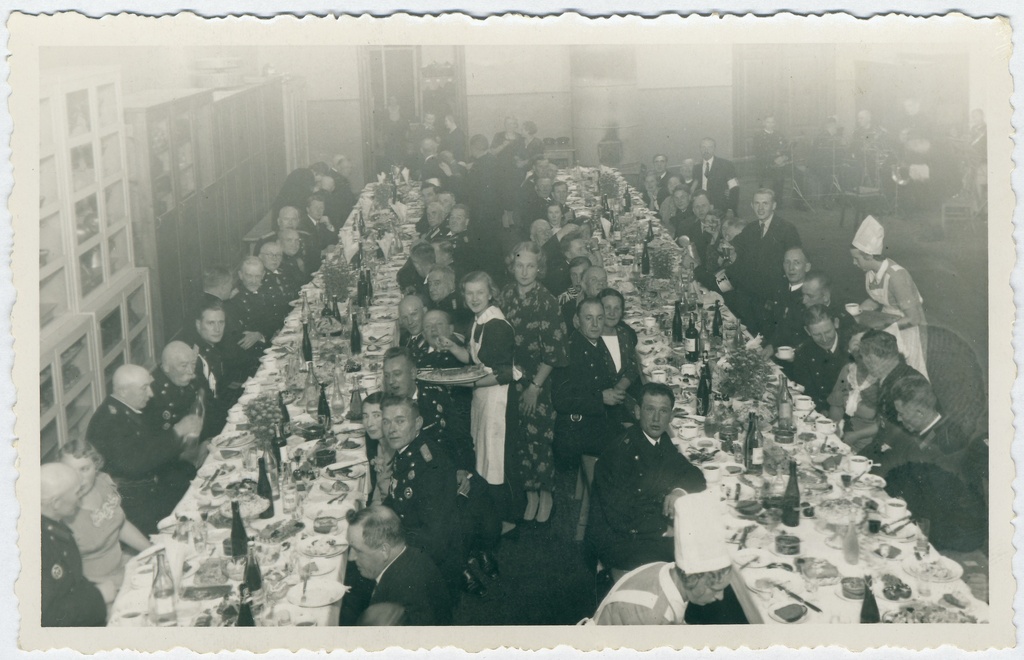 Tallinna VTÜ Ida divisioni II kompanii 1 rühma aastapäeva peolaud